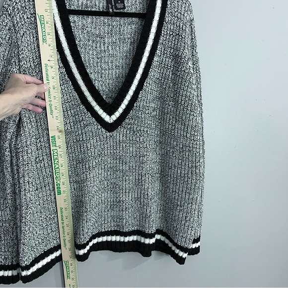 Ultra Flirt Plus V-neck soft and roomy Black&White woman’s Sz 1X - Picture 8 of 12